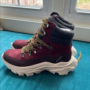 Sorel Women's Burgundy and Black Winter Boots